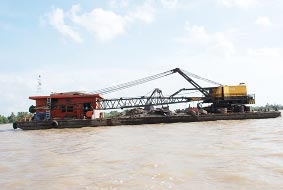 Nhiều phương tiện khai thác cát trái phép bị xử lý