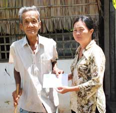 Trao tiền từ thiện