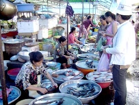 Sức mua yếu, giá nhiều mặt hàng có xu hướng giảm