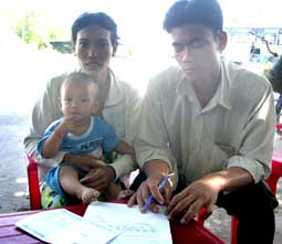 Trao tiền từ thiện