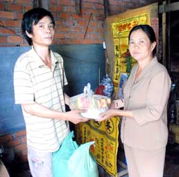 Trao tiền từ thiện