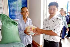 Trao tiền từ thiện