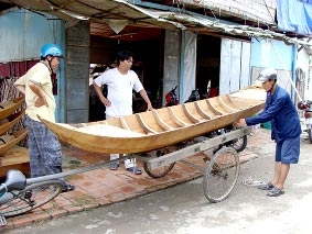 Ngư cụ và phương tiện thủy gia dụng đắt hàng