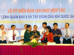 Bộ Tư lệnh Quân khu 9 và Tập đoàn 
Dầu khí Quốc gia Việt Nam ký Biên bản 
ghi nhớ hợp tác
