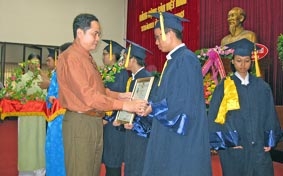 Không để học sinh bỏ học vì khó khăn