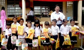 Nhiều đơn vị, doanh nghiệp  tổ chức thăm, trao quà Trung thu cho thiếu nhi