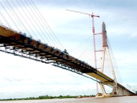 Nối nhịp thành công cầu Cần Thơ