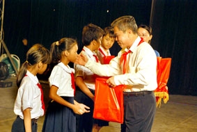 Lãnh đạo thành phố trao quà Trung thu và học bổng cho trẻ em có hoàn cảnh đặc biệt khó khăn, học sinh nghèo vượt khó