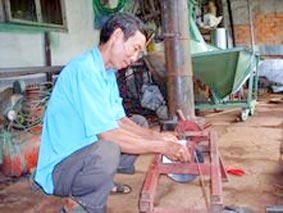 Ông Tư Sáng và chiếc máy xúc lúa tiện ích