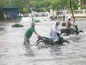 Mưa kéo dài làm nhiều tuyến đường bị ngập nước