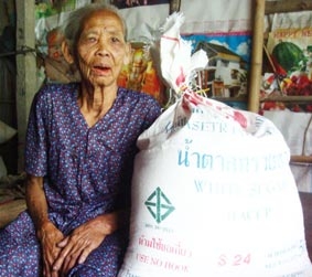 Trao tiền từ thiện