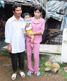 Vợ chồng mù bán vé số dạo