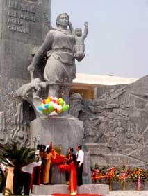 Phó Chủ tịch nước Nguyễn Thị Doan dự lễ khánh thành Tượng đài Phụ nữ Ba đảm đang tại Hà Nội