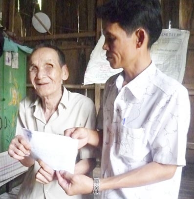 Trao tiền từ thiện