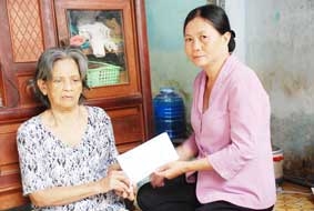 Trao tiền từ thiện