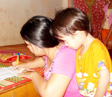 Trao tiền từ thiện