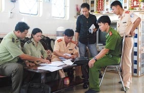 Bắt quả tang 2 sà lan sang mạn cát 
cho tàu nước ngoài không hóa đơn chứng từ