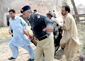 Pakistan; Lại đánh bom liều chết,
hàng chục người thương vong