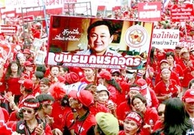 Cựu Thủ tướng Thaksin phát biểu với người biểu tình Áo đỏ