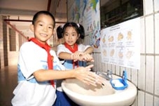 Nhiều người quên rửa tay sau khi đi toilet