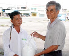 Trao tiền từ thiện