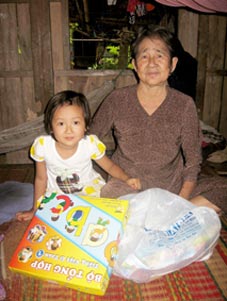 Trao tiền từ thiện