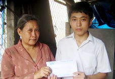 Trao tiền từ thiện