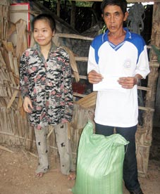 Trao tiền từ thiện