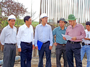 Đẩy nhanh tiến độ
thi công công trình đường
nối thị xã Vị Thanh - Cần Thơ