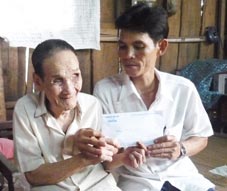 Trao tiền từ thiện