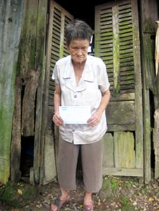 Trao tiền từ thiện