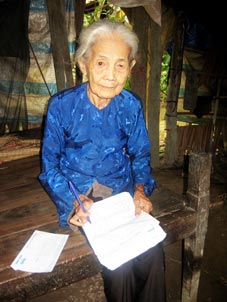 Trao tiền từ thiện