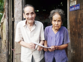 Trao tiền từ thiện