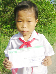 Trao tiền từ thiện