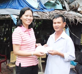 Trao tiền từ thiện