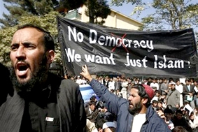 Biểu tình tại Afghanistan phản đối 
binh sĩ Mỹ đốt cuốn kinh Koran