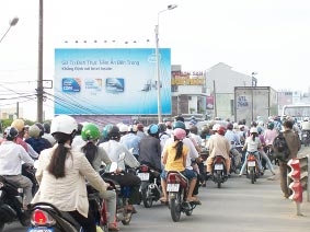 Giải quyết ùn tắc giao thông <br>
<i>Biện pháp nào khả thi ?</i>