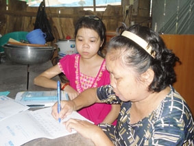 Trao tiền từ thiện