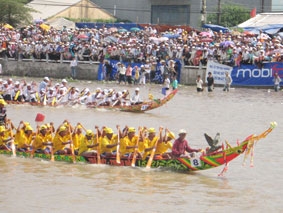Sóc Trăng - Trà Vinh: Tưng bừng lễ hội Ok-om-bok - đua ghe ngo