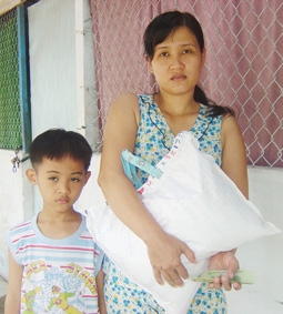 Trao tiền từ thiện