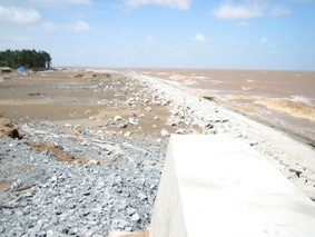 Trà Vinh: Triều cường làm vỡ đê biển