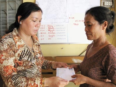 Trao tiền từ thiện