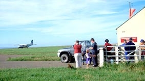 Đi máy bay đến trường