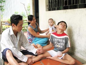 Mong có tiền chữa bệnh cho con