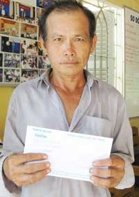 Trao tiền từ thiện