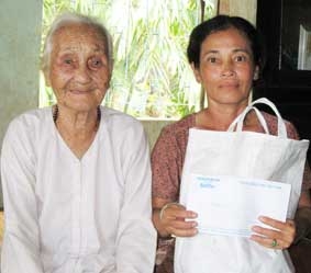 Trao tiền từ thiện