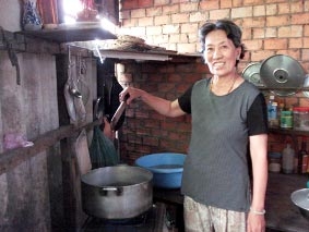 Cả nhà cùng vượt khó...