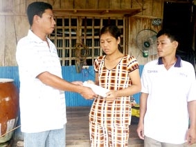 Trao tiền từ thiện