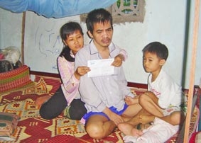 Trao tiền từ thiện