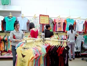 "Cơn lốc" xả hàng khuyến mãi